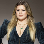 Kelly Clarkson Delivers Emotional Performance of "Lighthouse" on Fallon