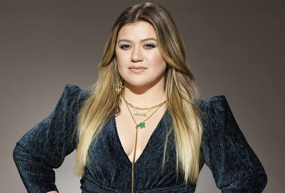 Kelly Clarkson Delivers Emotional Performance of "Lighthouse" on Fallon